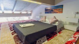 Un dormitorio con una cama grande y una ventana grande. en La Torretta - Italian Homing, en Picedo