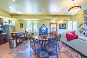 Una cocina y una sala de estar con una mesa y un sofá. en Santellan Inn, en Wellsona
