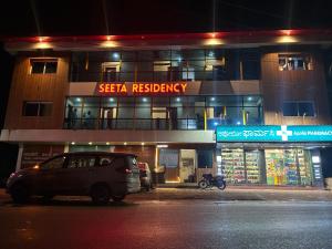 Un coche aparcado delante de un edificio por la noche en Seeta residency, en Gokarna