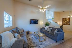 Una sala de estar con dos sofás y un ventilador de techo. en Symphony Suite, en Wellsona