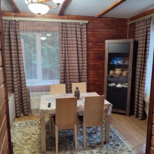 Un comedor con mesa y sillas en Legend Home Yaremche, en Yaremche