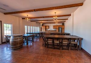 Una gran sala con mesas, sillas y ventanas. en Symphony Suite, en Wellsona 20 fotos más