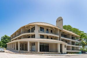 un grand bâtiment surmonté d'un dôme dans l'établissement 3065 - Solana A208, à Santa Cruz Huatulco