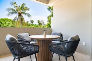 une table et des chaises dans une pièce avec une fenêtre dans l'établissement 3065 - Solana A208, à Santa Cruz Huatulco