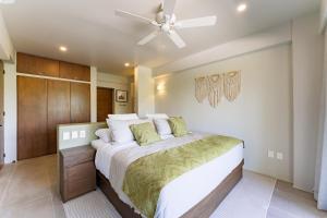 une chambre avec un lit et un ventilateur de plafond dans l'établissement 3065 - Solana A208, à Santa Cruz Huatulco 27 autres photos