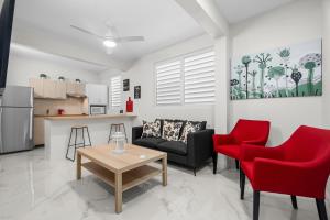 マナティにあるModern 2 Br Apt Great Location Smart Tv Acのソファと椅子2脚とテーブルのあるリビングルーム