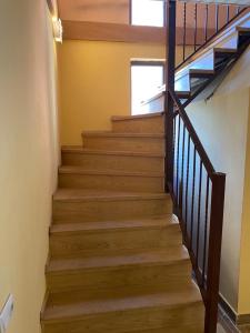 巴库里阿尼Cottage Bakhuta Bakuriani的楼梯,有木台阶和窗户 更多7张照片