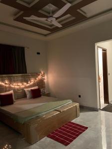 Кровать или кровати в номере 3BHK Luxury Villa Retreat - Bahria Town Karachi +34 фотографии