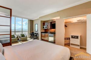 une chambre d'hôtel avec un grand lit et une cuisine dans l'établissement MGM Signature-31-816 Jacuzzi Studio, à Las Vegas