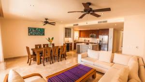 ein Wohnzimmer mit Sofa und Tisch in der Unterkunft Luxury 2 bedroom condo by the beach in Tangolunda