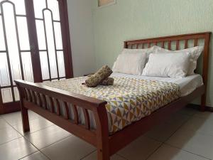 een bed met een paar schoenen erop bij Apartamento Inteiro na Praia de Icaraí com Vista in Niterói