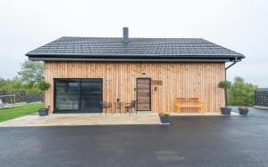 にあるRANČ Didaの小さな木造の建物(テーブル、椅子付) +20枚の写真