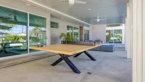 Stolní tenis v ubytování 2 Luxe Villas Sleeps 24 Pool Putting Green Polo Villas Mira by AvantStay nebo okolí