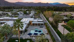 Nespecifikovaný výhled na hory nebo výhled na hory při pohledu z prázdninového domu