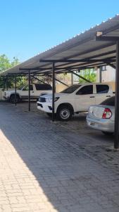 a group of cars parked under a parking lot at Garage y Gimnasio Depto Ideal Villa Dolores in Villa Dolores