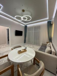 TV a/nebo společenská místnost v ubytování Luxury apartments in Astana