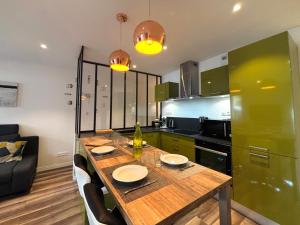Kuchyň nebo kuchyňský kout v ubytování Moderne T3 près de Morillon avec parking, WIFI, appareils à raclette et fondue - FR-1-624-177