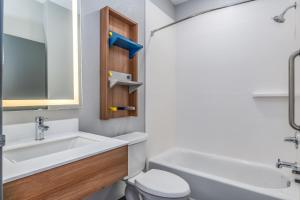 Un baño de Microtel Inn and Suites Montgomery 16 fotos más