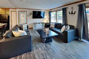 una sala de estar con un sofá y una mesa en Island Club #77, en Put-in-Bay