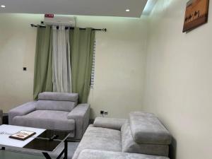 达喀尔Dakar Yoff virage的带沙发和椅子的客厅