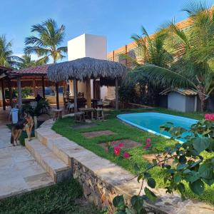 a backyard with a swimming pool and a house at Pousada Villa Pontinha in Icaraí