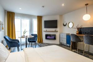 un soggiorno con un letto, un tavolo e delle sedie di Studio Vintage by Gestion ELITE a Mont-Tremblant