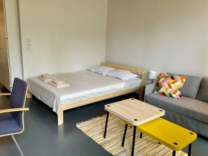 ein kleines Zimmer mit einem Bett und einer Couch in der Unterkunft Studio Sulkava - Cozy studio with sauna and yard in Sulkava