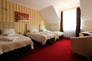 pokój hotelowy z dwoma łóżkami i oknem w obiekcie Pokoje Gościnne Anna Airport Modlin w Nowym Dworze Mazowieckim