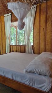 una camera con letto a baldacchino e tende di Finca Agroturística Rosita a San Luis de Palenque Altre 12 foto