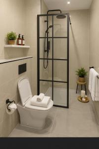 y baño con ducha, aseo y ducha. en North London 1-Bed Apt Sleeps 3 10 Min to Tube, en Finchley