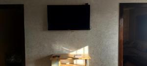 Μια τηλεόραση ή/και κέντρο ψυχαγωγίας στο El Borj apartment in fes-Fes