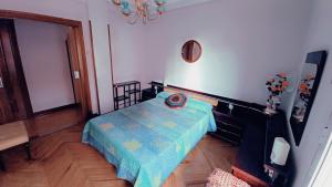 バラカルドにあるSagastiの青い掛け布団が敷かれたベッドのある寝室