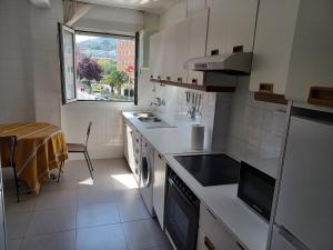 バラカルドにあるSagastiの小さなキッチン(シンク付)、窓