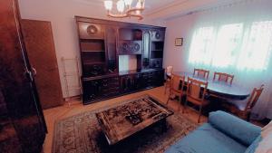 バラカルドにあるSagastiのテーブルと青いソファのあるリビングルーム