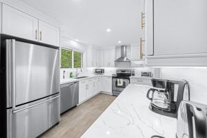Gallery image of Charming 3-Bed House with Hot Tub close to Downtown in Barrie