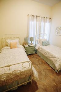 Postel nebo postele na pokoji v ubytování In the HEART of Knoxville3BR 2BA Sleeps 10