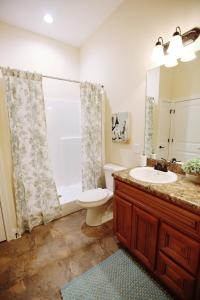 Koupelna v ubytování In the HEART of Knoxville3BR 2BA Sleeps 10