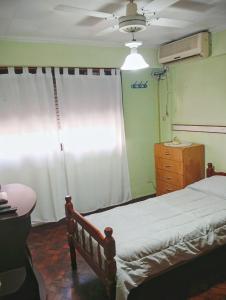 Postel nebo postele na pokoji v ubytování Departamento sobre Boulevard Oroño + 13 fotografií