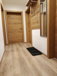 a hallway with a door and a mat in a room at Ferienwohnung Vogelsang in Stans