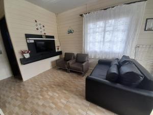 Χώρος καθιστικού στο Casa Azul aconchegante, próx. a praia, Wi-Fi 300mb