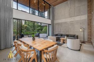 ein Esszimmer mit einem Holztisch und Stühlen in der Unterkunft Morph 401 - Modern apt High Ceilings BBQ/Jacuzzi in El Poblado