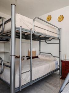 a bedroom with two bunk beds in a room at La Casa del Café - Mesa de Juegos y Comfort in Comitán