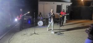 een groep mensen op een podium die muziek spelen bij Smile Apartments Arusha in Arusha +20 foto's