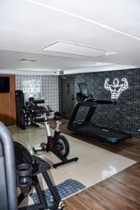 una palestra con diverse cyclette in una stanza di BelaVista Flats - Marinas a João Pessoa