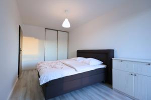 Ένα ή περισσότερα κρεβάτια σε δωμάτιο στο Apartament #Grabskiego nad Wisłokiem FV Parking Balkon