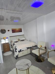 Ένα ή περισσότερα κρεβάτια σε δωμάτιο στο A bedsit for busy minds made to relax and unwind +2 φωτογραφίες