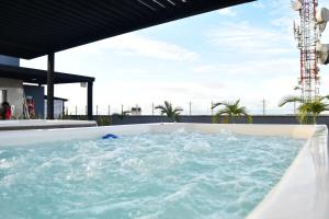 a hot tub on the roof of a building at HOTEL NABU DEL PACIFICO in Tumaco