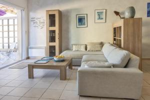 un salon avec un canapé et une table basse dans l'établissement Casa Azul Turquesa, à Lumio 27 autres photos