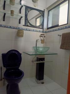 a bathroom with a sink and a toilet and a mirror at Apartamento perfecto en Merida Venezuela in Mérida