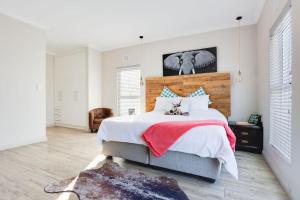 En eller flere senge i et værelse på House Durbanville Cape Town